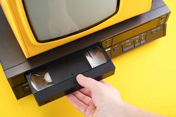 Vhs Videocassette Colocado Gravador Vídeo Para Assistir Vídeo Velho Amarelo — Fotografia de Stock