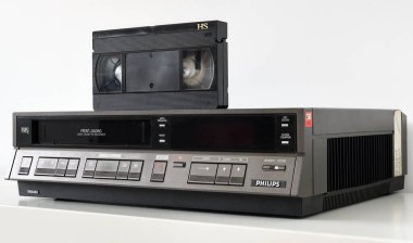 Berlin, Almanya 29.11.2020: 1985 Philips VR6460 video kaset ile beyaz bir komodinin üzerinde duruyor.