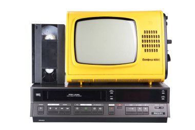 Berlin, Almanya 11.29.2020: Philips VR6460 video kaydedicisi 1985, 1980 'lerden, 1990' lardan, 2000 'lerden beyaz arka planda izole edilmiş eski sarı vintage televizyon.