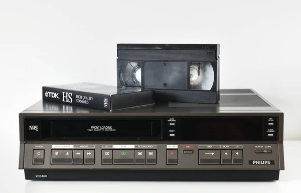 ベルリン ドイツ29 2020 1985フィリップスVr6460 Vcrは ビデオテープと白いベッドサイドテーブルの上に立っています — ストック写真