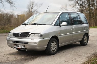 Belarus, Minsk -24.11.2020: Lancia Z (Zeta) 1998 yılında Fransa 'daki Sevel Nord fabrikasında üretilen Citroen, Peugeot, Fiat ve Lancia markalarından büyük MPV.