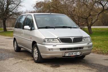 Belarus, Minsk -24.11.2020: Lancia Z (Zeta) 1998 yılında Fransa 'daki Sevel Nord fabrikasında üretilen Citroen, Peugeot, Fiat ve Lancia markalarından büyük MPV.