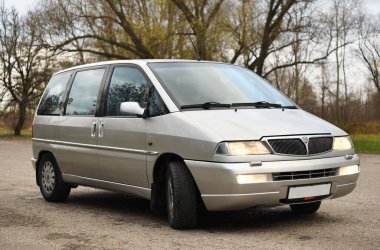 Belarus, Minsk -24.11.2020: Lancia Z (Zeta) 1998 yılında Fransa 'daki Sevel Nord fabrikasında üretilen Citroen, Peugeot, Fiat ve Lancia markalarından büyük MPV.