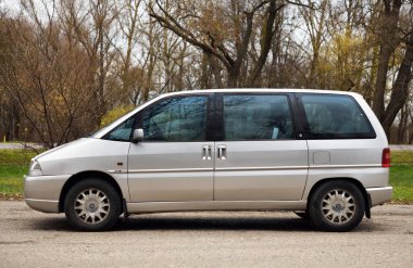 Belarus, Minsk -24.11.2020: Lancia Z (Zeta) 1998 yılında Fransa 'daki Sevel Nord fabrikasında üretilen Citroen, Peugeot, Fiat ve Lancia markalarından büyük MPV.