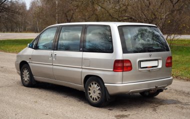 Belarus, Minsk -24.11.2020: Lancia Z (Zeta) 1998 yılında Fransa 'daki Sevel Nord fabrikasında üretilen Citroen, Peugeot, Fiat ve Lancia markalarından büyük MPV.