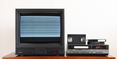 Eski analog televizyon, ekranı gürültülü ve videolu. Duvar kağıdında video oynatıcısı olan eski siyah televizyon. 