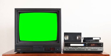 1980 'lerin eski yeşil ekran televizyonu. Ekrana yeni resimler eklemek için 2000' lerden kalma. Arka planda ise VCR..