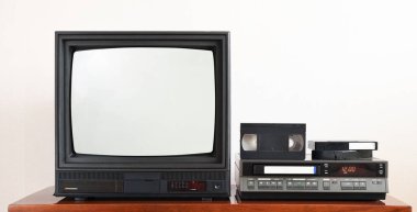 Duvar kağıdının arka planında VCR olan eski TV.