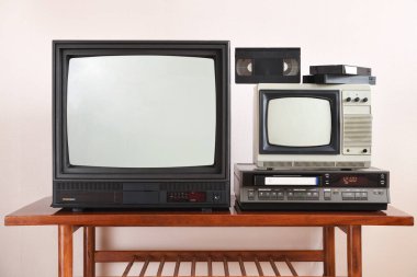 1990 'lı ve 1980' li yıllardan kalma bir apartmandaki antika bir evde video oynatıcılı iki eski televizyon antika bir masanın üzerinde duruyor..