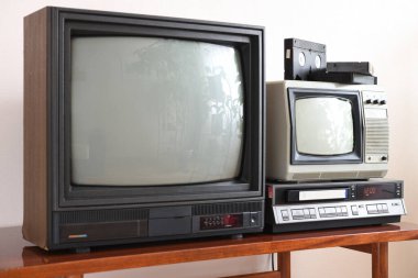 1990 'lı ve 1980' li yıllardan kalma bir apartmandaki antika bir evde video oynatıcılı iki eski televizyon antika bir masanın üzerinde duruyor..