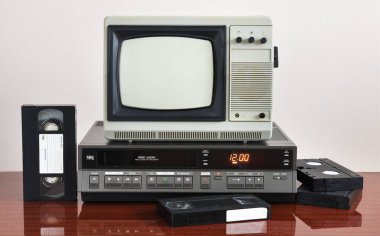 Eski gümüş renkli televizyon, arka planda VCR..