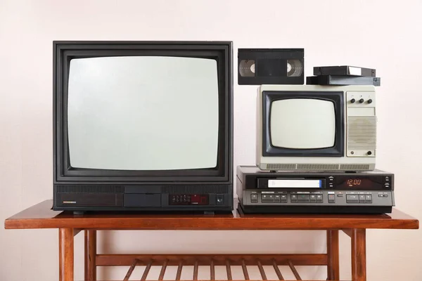 Zwei Antiquierte Vintage Fernseher Mit Videorekorder Sitzen Auf Einem Vintage — Stockfoto