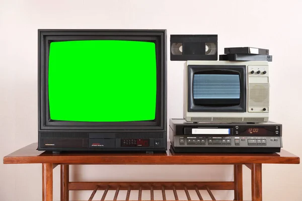 Dvě Zastaralé Retro Televizory Videorekordéry Zelenými Plátny Hlučnými Obrazovkami Sedí — Stock fotografie