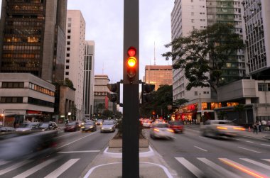 Movement of cars in the late afternoon on Paulista Avenue in So Paulo, Brazil.