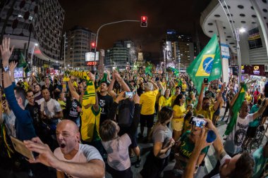Jair Messias Bolsonaro Brezilya cumhurbaşkanlığı seçimlerini kazandı. İnsanlar Brezilya 'nın Santos şehrindeki Independence Meydanı' nda kutlama yapıyorlar. 29 Ekim 2018. 