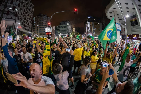 Jair Messias Bolsonaro Brezilya cumhurbaşkanlığı seçimlerini kazandı. İnsanlar Brezilya 'nın Santos şehrindeki Independence Meydanı' nda kutlama yapıyorlar. 29 Ekim 2018. 