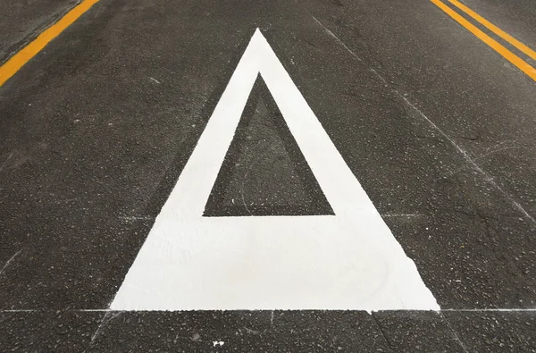 Trafik levhası. Asfalt boyası. Kavşaktaki işaret levhası.