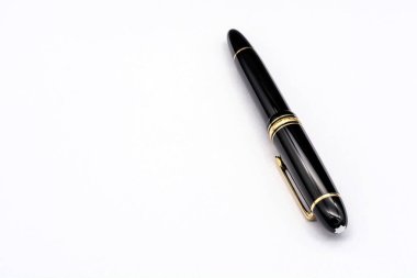 Dolma kalem. Montblanc Meisterstuck 149. Beyaz kağıt dokusu arka plan. Santos, SP - Brezilya, 27 Kasım 2020. 