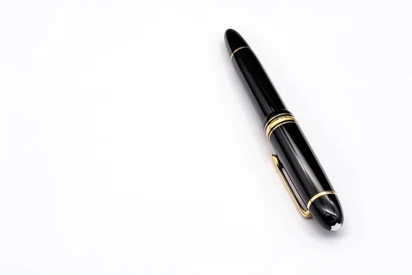 Dolma kalem. Montblanc Meisterstuck 149. Beyaz kağıt dokusu arka plan. Santos, SP - Brezilya, 27 Kasım 2020. 