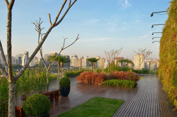 Sao Paulo, Brezilya. Şehrin havadan görünüşü. Bahçeli modern bir binanın çatısından Pinheiros bölgesi. Sao Paulo, SP - Brezilya. 2 Eylül 2012. 