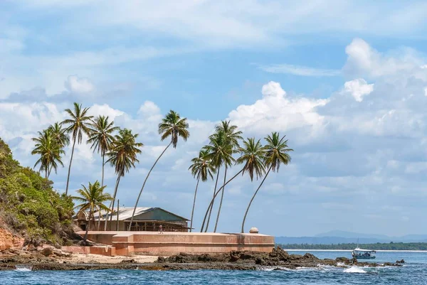 Tapirandu Kalesi, Morro de Sao Paulo, Brezilya. Taşlar ve balina yağından yapılmış 17. yüzyıl. Mavi gökyüzü, palmiye ağaçları ve turkuaz deniz..