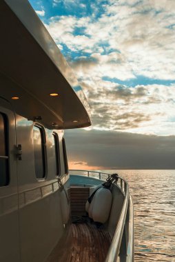 Yat gün batımında denize açılacak. Mavi gökyüzü ve bulutlarla Ufuk.