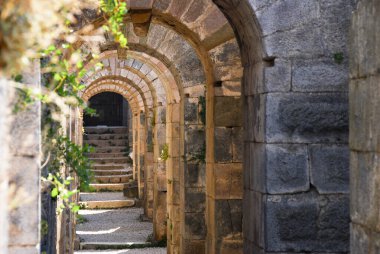 Pergamon, Türkiye. Akropolis 'teki antik oyun salonu.