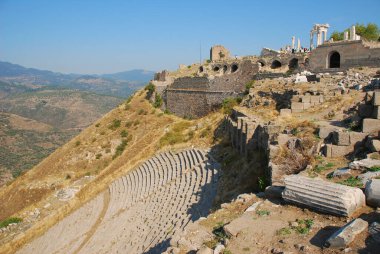 Pergamon, Türkiye. Amfitiyatro ve Akropolis. Panoramik görünüm.