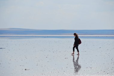 Tuz Gölü, Bozan, Konya - Türkiye - 14 Eylül 2009: Türkiye 'nin en büyük ikinci gölü olan Salt Lake veya Tuz Gölü üzerindeki kurak arazide yürüyen kadın. 