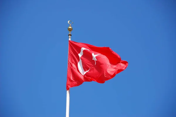 Τουρκική Σημαία Στο Κοντάρι Της Σημαίας Κόκκινη Σημαία Μισοφέγγαρο Και — Φωτογραφία Αρχείου