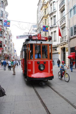 Taksim 'de geleneksel kırmızı tramvay 410. 3, Taksim, Tünel. Bisikletli bir çocuk. Turistler ve İstanbul 'un yerli halkı için popüler bir yer. İstiklal, İstanbul, Türkiye - 11 Eylül 2009. 