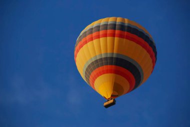 Mavi gökyüzünde sıcak hava balonu. Kapadokya, Türkiye. 