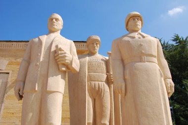 Ankara, Türkiye - 14 Eylül 2009: Aslanlar Yolu girişinde bulunan Türk Erkekler heykeli. Türkiye 'nin bağımsızlığı lideri Mustafa Kemal Atatrk' ın anıt mezarı.