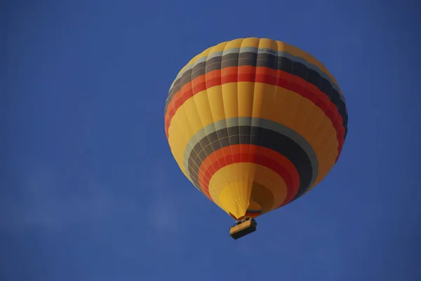 Heißluftballon Blauen Himmel Kappadokien Türkei Stockfoto