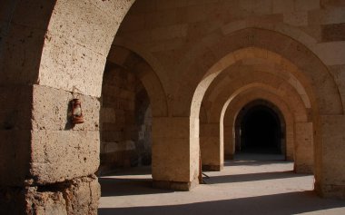 Sultanhani Caravanserai, Selcuk - Türkiye - 16 Eylül 2009: Binanın iç alanı 1229 yılında inşa edildi. Duvara yapışmış eski demir fener. Sultanhani Caravanserai, Anadolu 'nun en büyüğü.. 