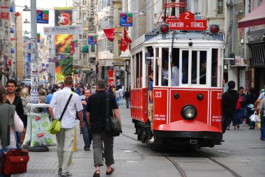Taksim 'de geleneksel kırmızı tramvay 223. 2, Taksim, Tünel. Bisikletli bir çocuk. Turistler ve İstanbul 'un yerli halkı için popüler bir yer. İstiklal, İstanbul, Türkiye - 11 Eylül 2009. 