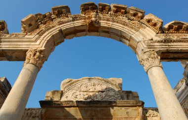 Tarihi antik Efes şehrindeki Hadrian Tapınağı. Selcuk, İzmir, Türkiye 'deki arkeoloji sahası. 