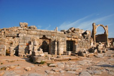 İzmir, Türkiye. Güneşli bir günde antik Yunan şehri Efes 'in kalıntıları. Roma Çocuk Felci Çeşmesi Kemeri, MÖ 1. yüzyılın başlarında. Selcuk 'taki arkeolojik alan.