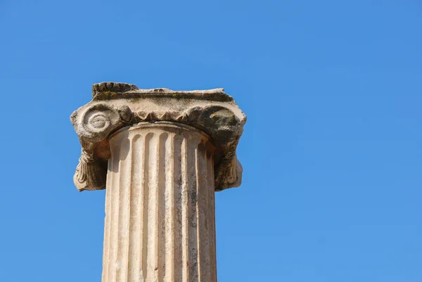 이즈미 그리스 행렬의 배경에 역사적 에베소가 Selcuk Archeological Site — 스톡 사진