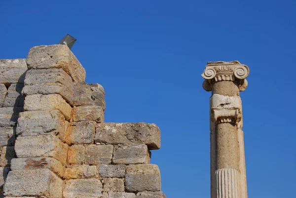 Izmir Turquía Columna Grecorromana Ruinas Antigua Ciudad Histórica Éfeso —  Fotos de Stock