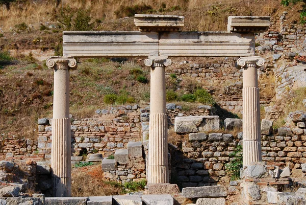 トルコのイズミル エペソの古代ギリシャの都市の遺跡から残っている列 — ストック写真