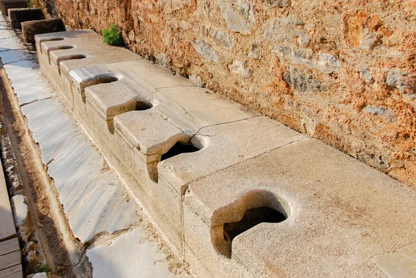 Antik Yunan şehri Efes 'te umumi tuvaletler, tuvaletler. Selcuk, İzmir, Türkiye 'deki arkeoloji sahası.
