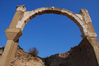 İzmir, Türkiye. Roma çocuk felci çeşmesinin kemeri, MÖ 1. yüzyılın başlarında tarihi antik Efes şehrinde. Selcuk 'taki Arkeoloji Bölgesi. 
