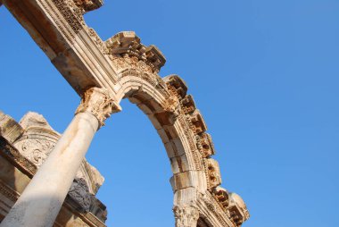 Hadrian Tapınağı, Selcuk, İzmir, Türkiye. Tarihi antik Efes şehrindeki Ark 'ın ayrıntıları. Arkeolojik alan.