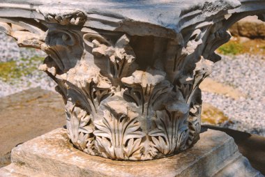 Bergama, Türkiye. Türkiye 'nin Pergamo kentinde korint başkenti görüldü.