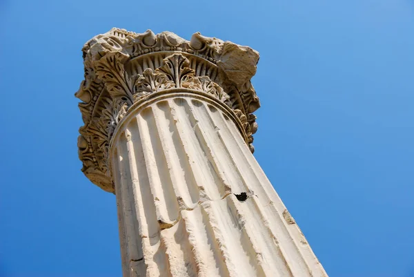 Bergama Törökország Oszlop Korinthoszi Fővárossal Pergamumban Törökországban Kék Háttér — Stock Fotó