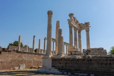 Pergamon veya Pergamum 'un Akropol kalıntıları, şimdi Türkiye' de Bergama.