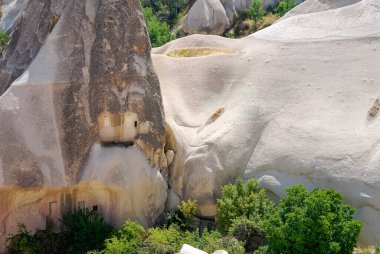 Kapadokya, Türkiye. Dağlara oyulmuş mağaralar. Eşsiz jeolojik oluşumlar. Vadi, kanyon, tepeler ve volkanik dağlar Erciyes, Melendiz ve Hasan. 