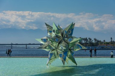 Yarın müze, Rio de Janeiro, Brezilya. 24 Mayıs 2022, su aynasında heykel. Arka planda, Guanabara Körfezi, Donanma Eğitim Merkezi ve Rio-Niteri Köprüsü..