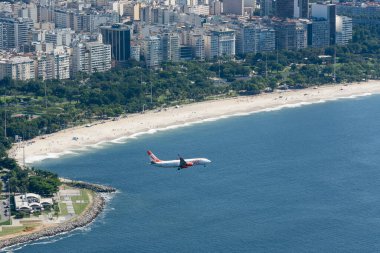 Rio de Janeiro şehrinde Guanabara Körfezi üzerinde uçan Gol Havayolları uçağı. Arkadaki Flamengo plajı. Rio de Janeiro, Brezilya, 24 Mayıs 2022. 